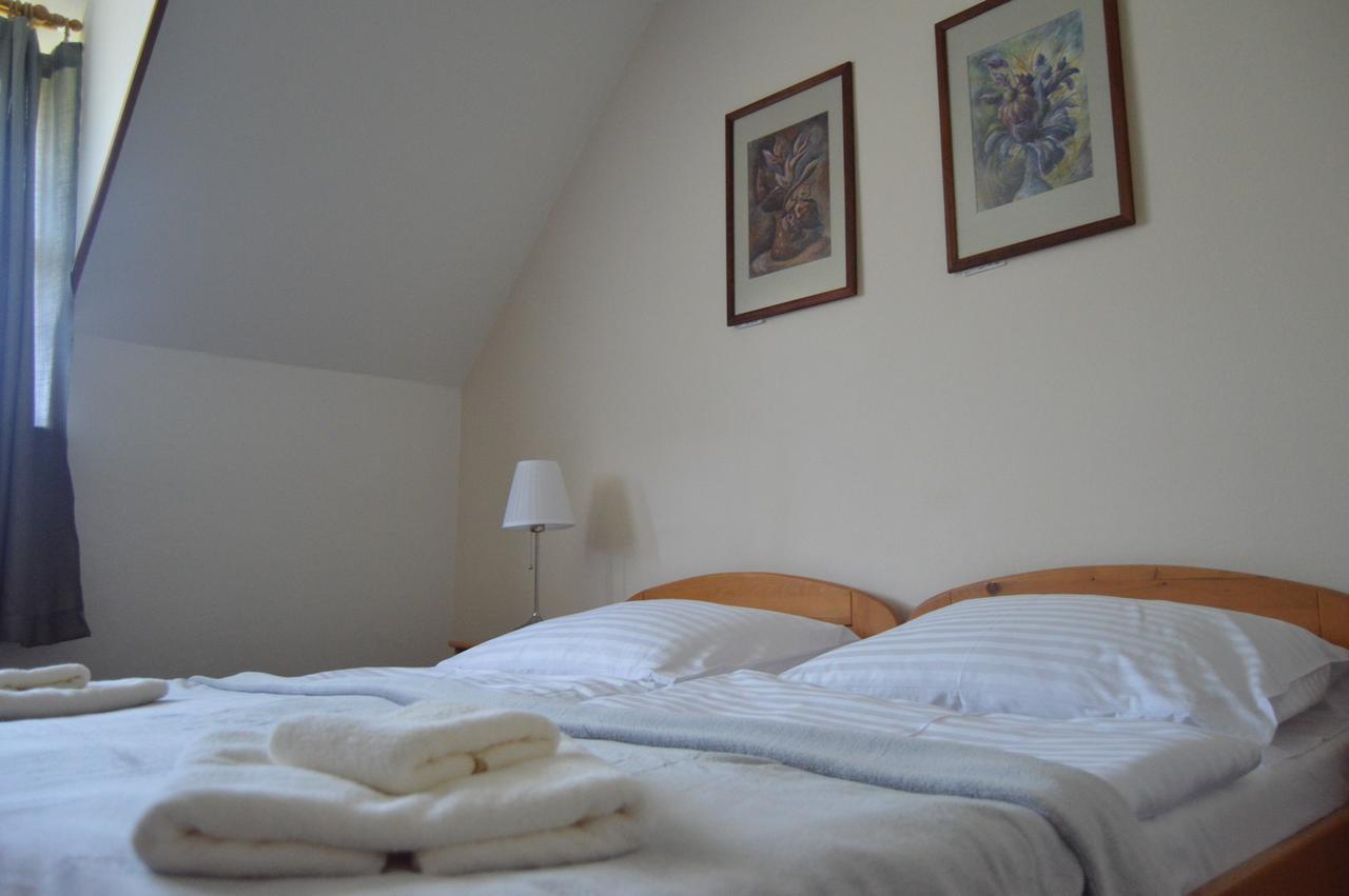 Motel Gombas Ngoại thất bức ảnh