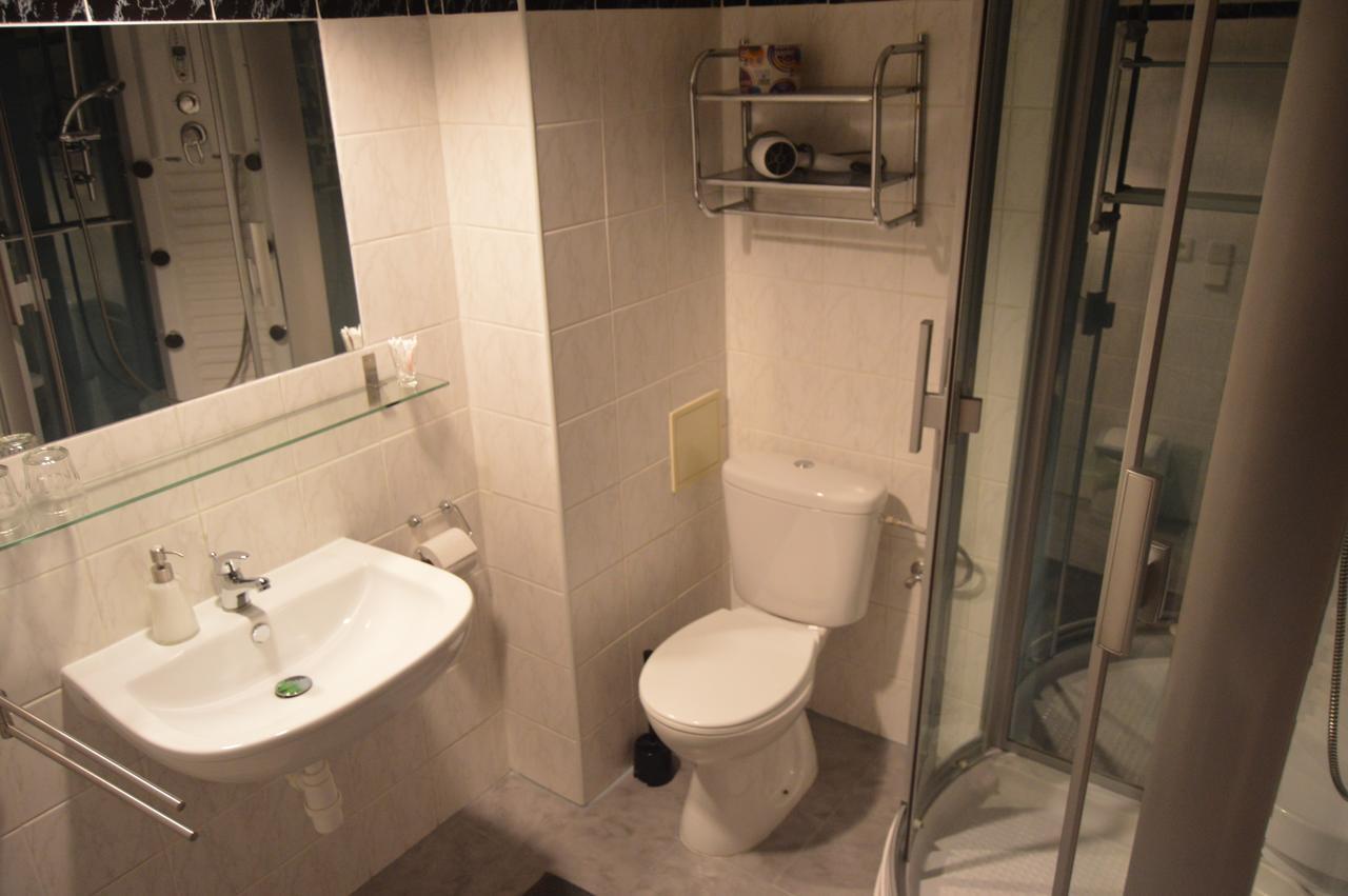 Motel Gombas Ngoại thất bức ảnh