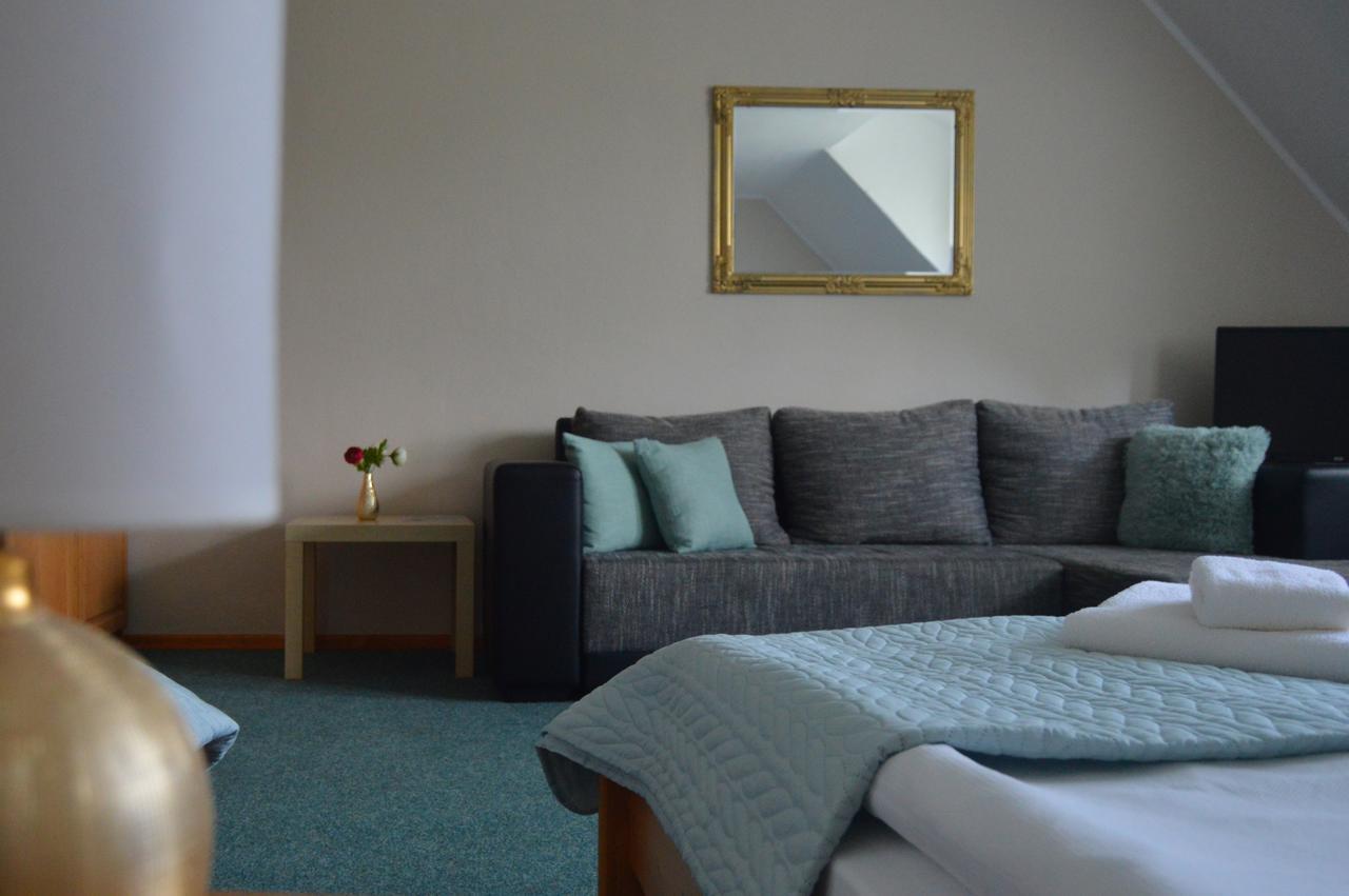 Motel Gombas Ngoại thất bức ảnh