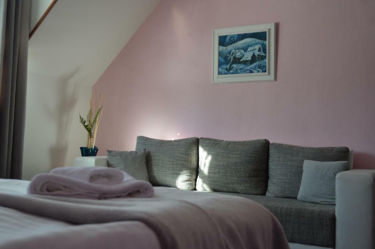 Motel Gombas Ngoại thất bức ảnh